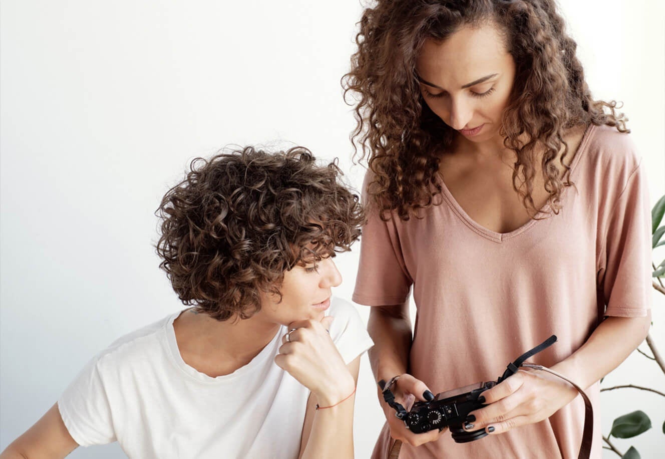 Twee mensen in een fotostudio beoordelen hun foto’s