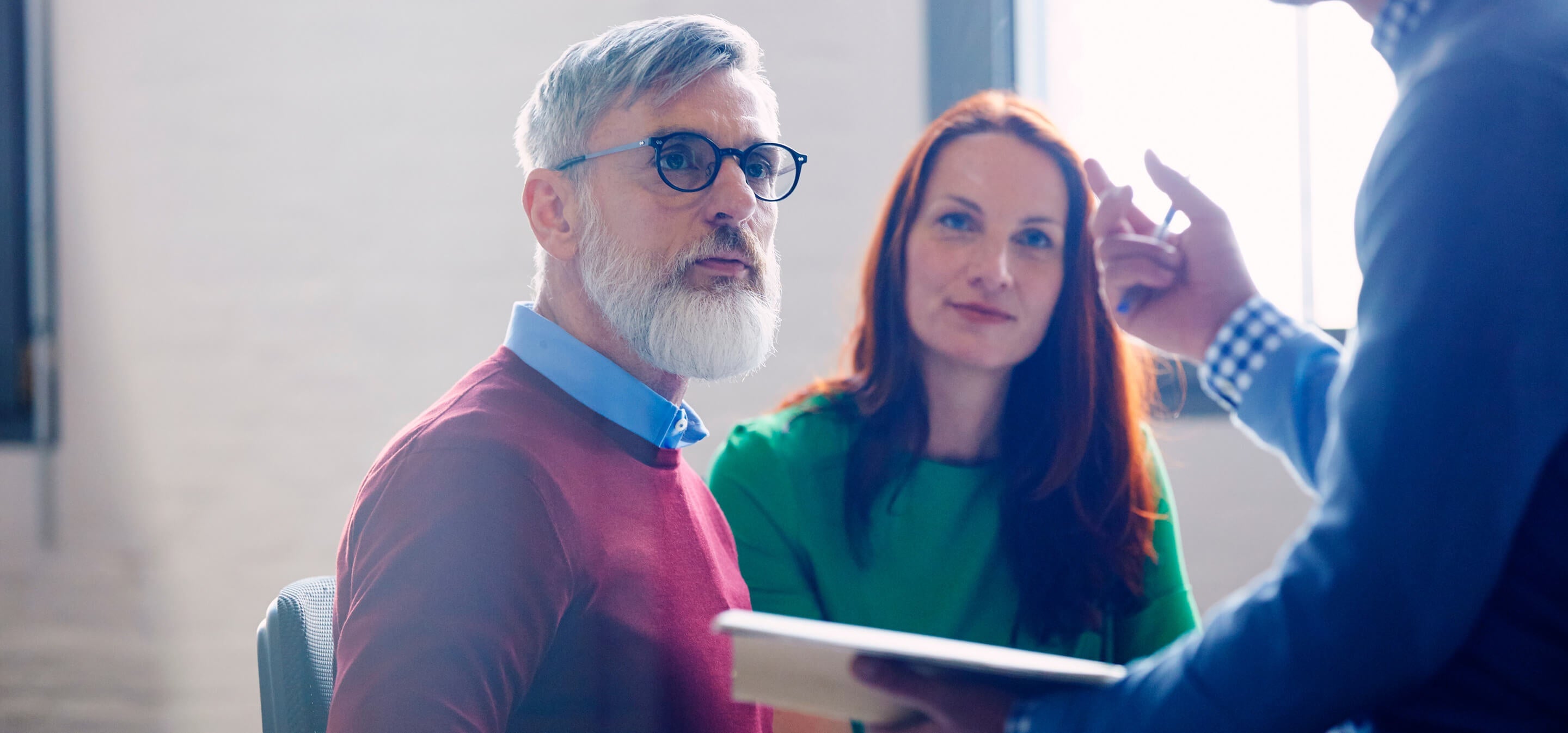 Twee professionele coaches bespreken een project met een cliënt